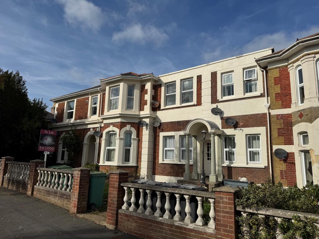 Lot: 111 - FREEHOLD BLOCK OF EIGHT FLATS AND FIVE LOCK-UP GARAGES FOR INVESTMENT - Front view of block